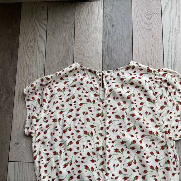 Reformation Gavin midi dress in a white and red rose bud floral pattern - Picture 5 of 8